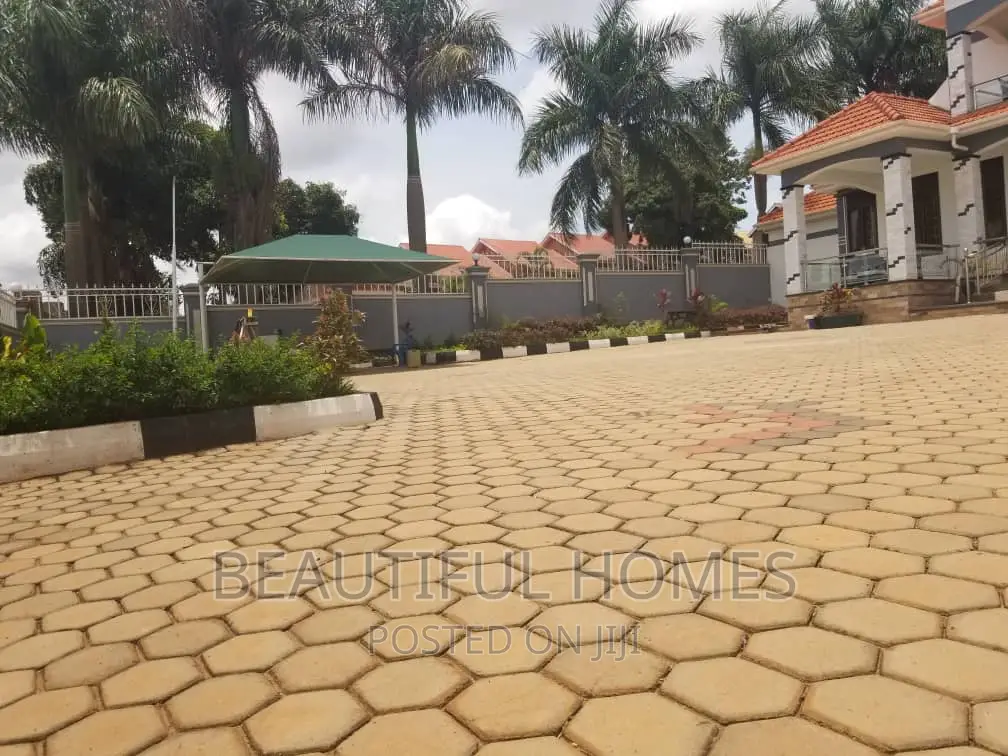 Furnished 5bdrm Mansion in Kajjansi Lake View, Central Division in Central Division