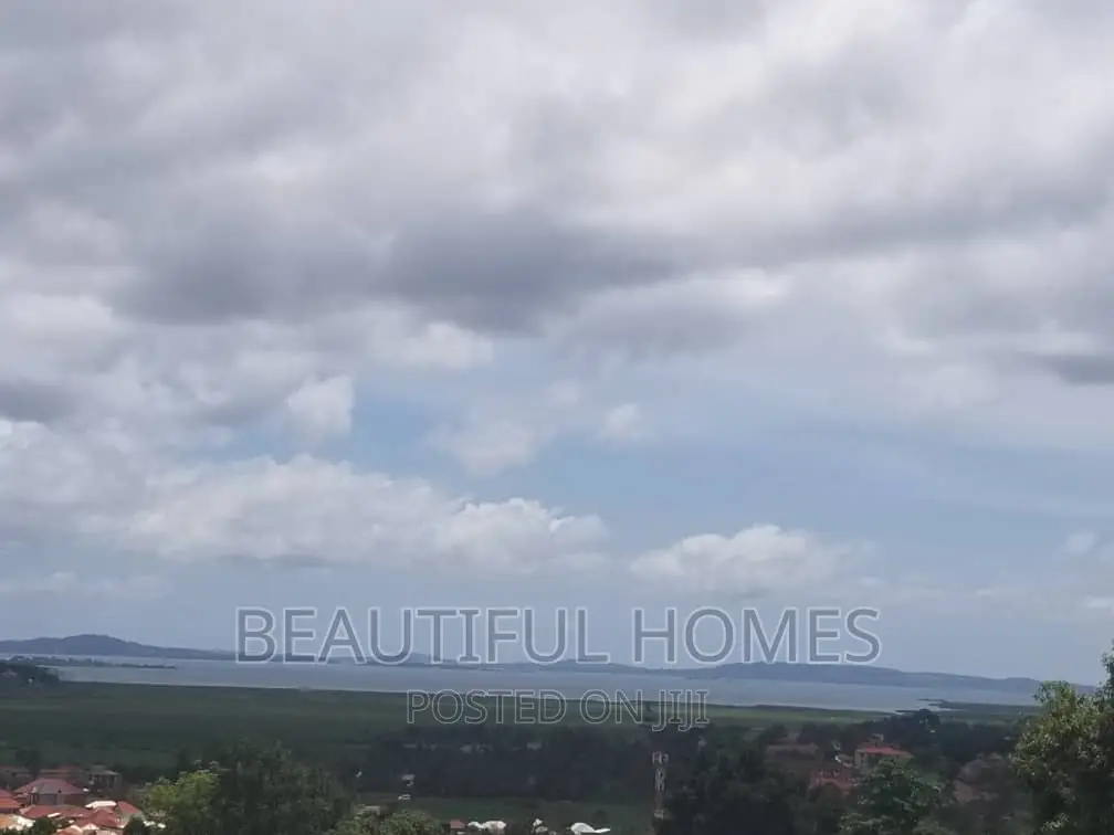 Furnished 5bdrm Mansion in Kajjansi Lake View, Central Division in Central Division