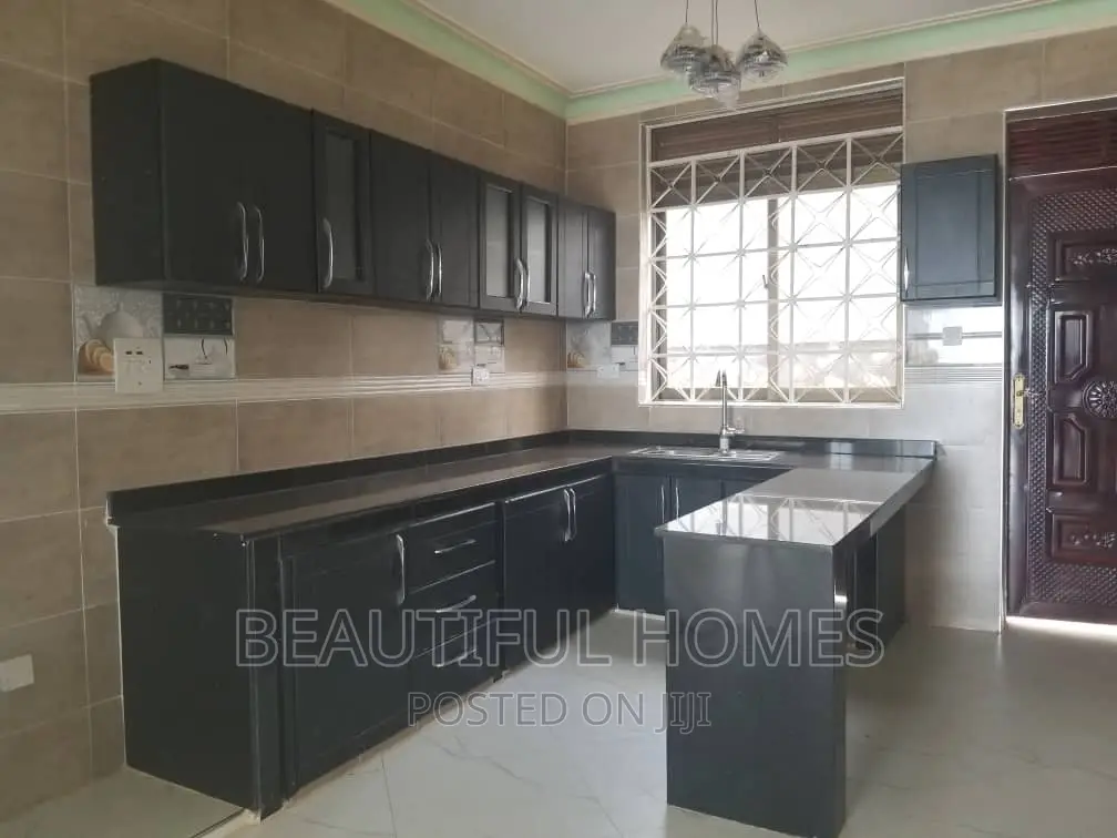 Furnished 5bdrm Duplex in Kitenda Entebbe Road, Central Division in Central Division