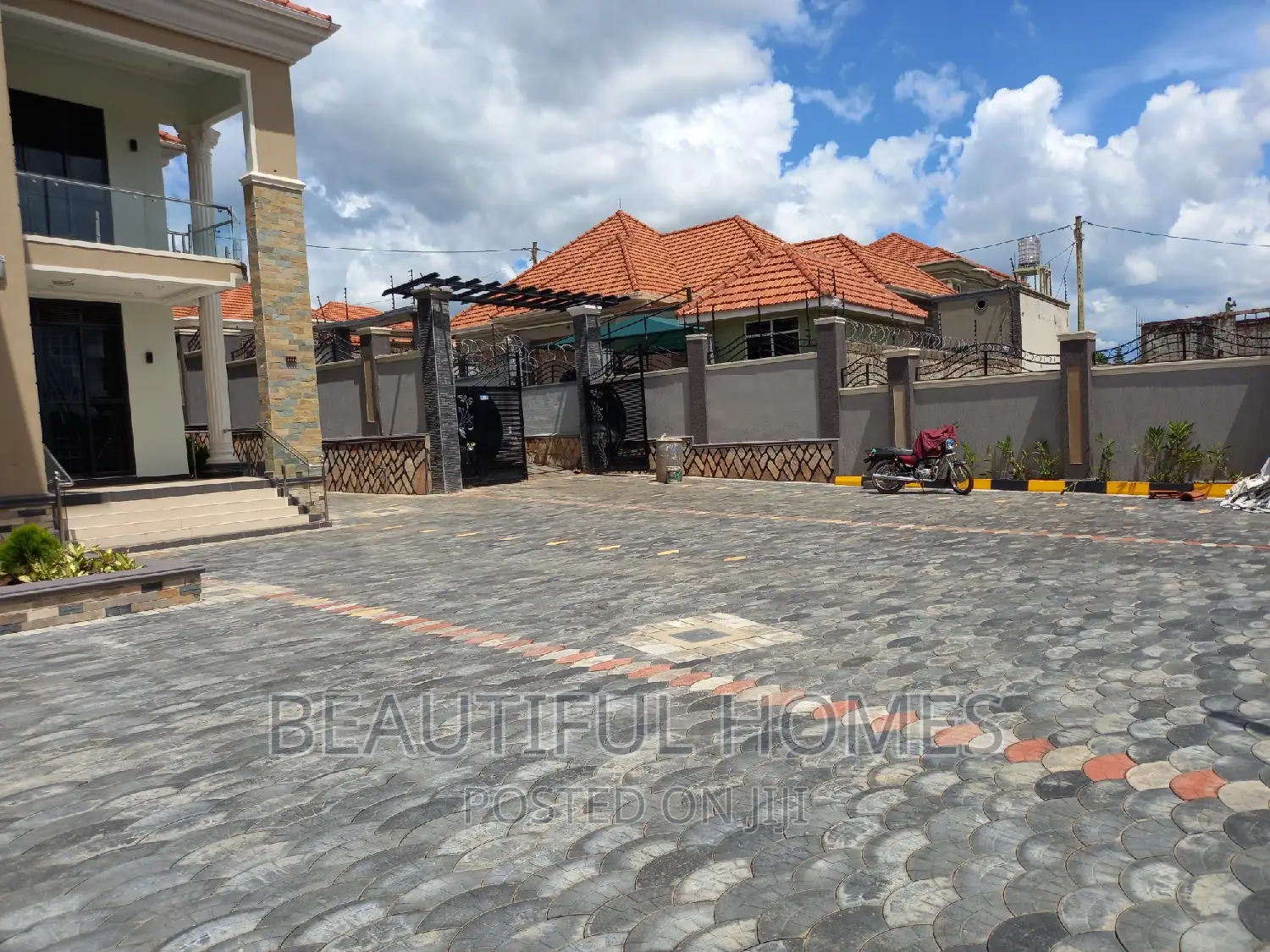 Furnished 6bdrm Duplex in Kira Ministers for sale in Kira