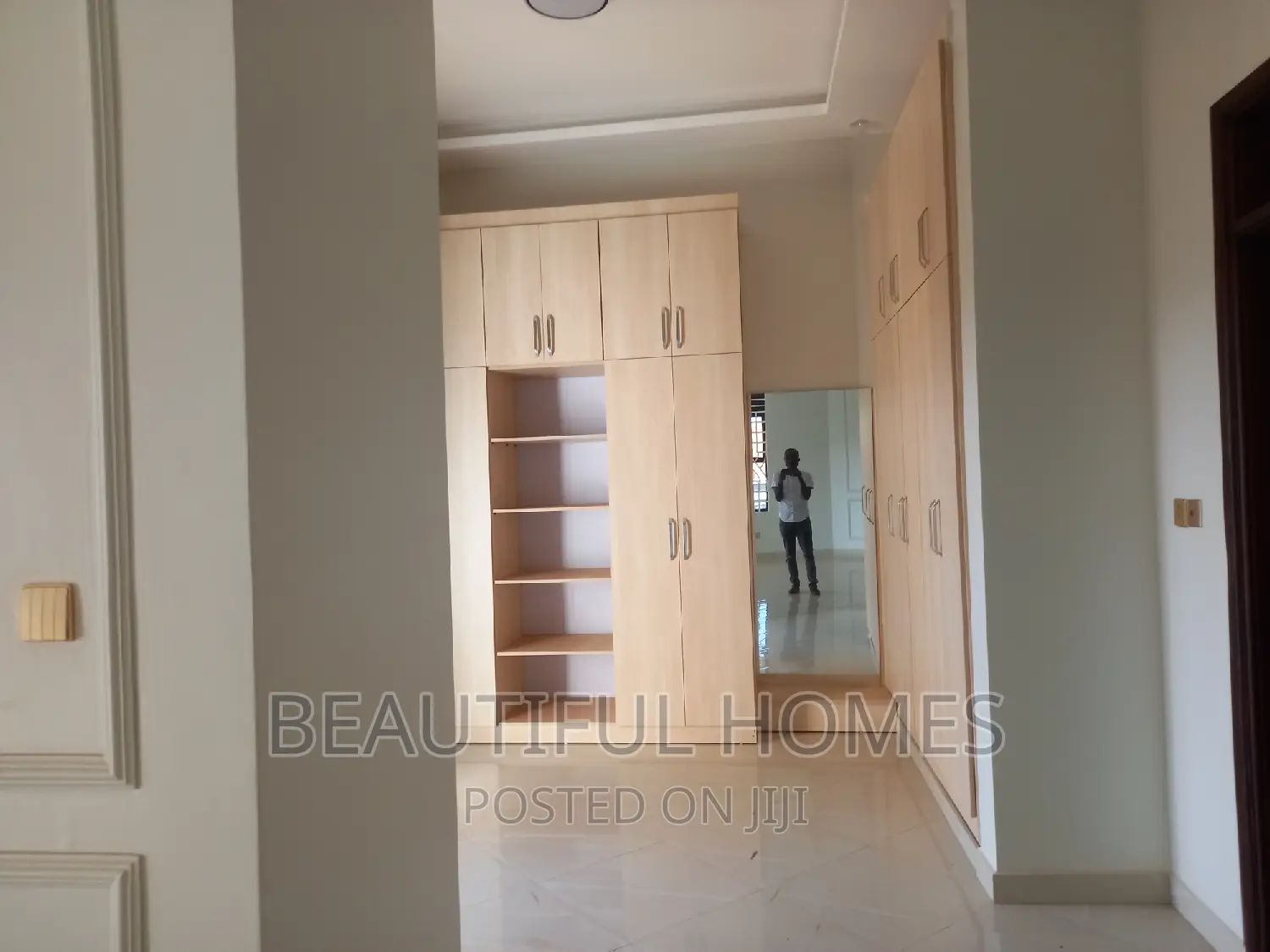 Furnished 6bdrm Mansion in Kira Corporate Zone for sale in Kira