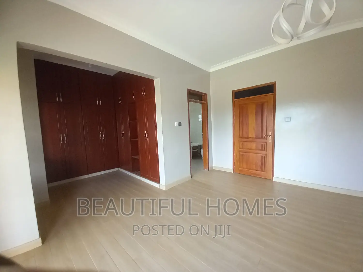 Furnished 6bdrm Duplex in Kira Corporate for sale in Kira