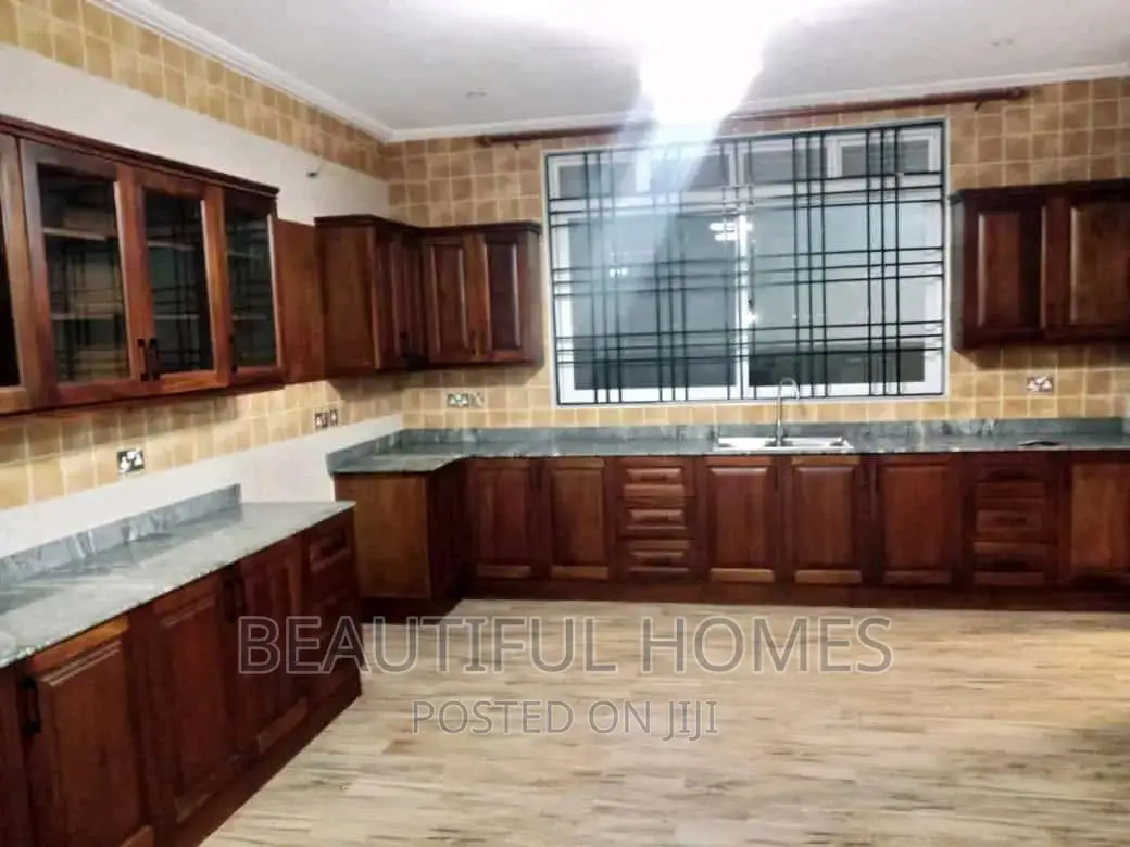 Furnished 7bdrm Mansion in Kigo Munyonyo Lake, Central Division in Central Division