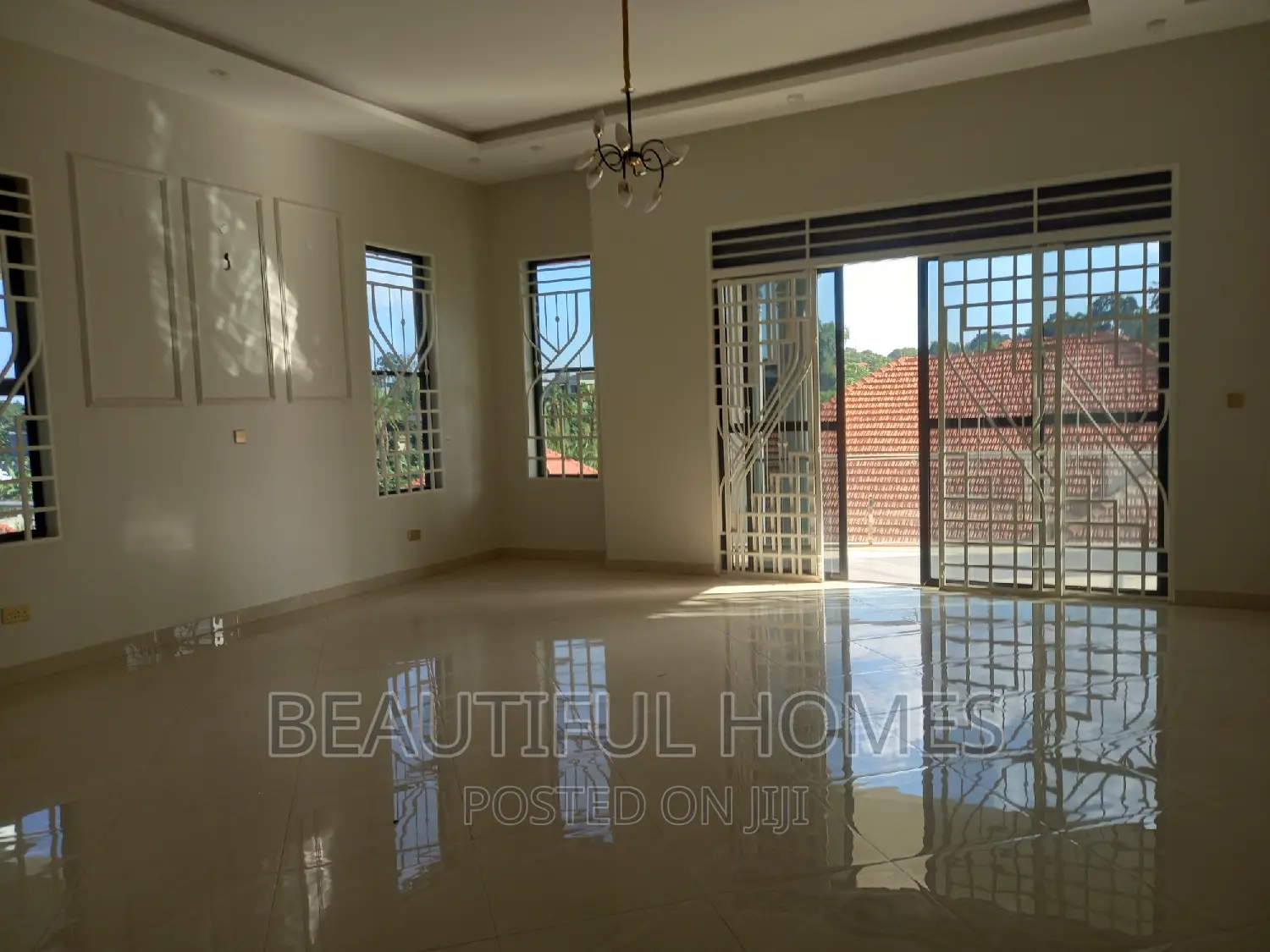 Furnished 6bdrm Mansion in Kira Tarmack Access for sale in Kira