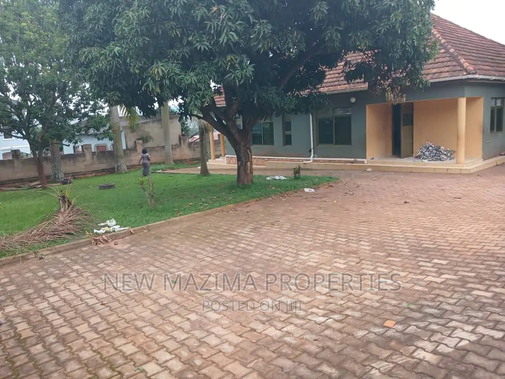 3bdrm Bungalow in Seguku Ntebe Rd, Division A for sale in Division A