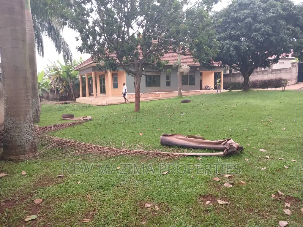 3bdrm Bungalow in Seguku Ntebe Rd, Division A for sale in Division A