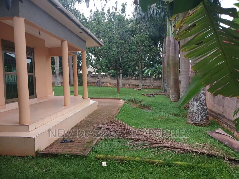 3bdrm Bungalow in Seguku Ntebe Rd, Division A for sale in Division A