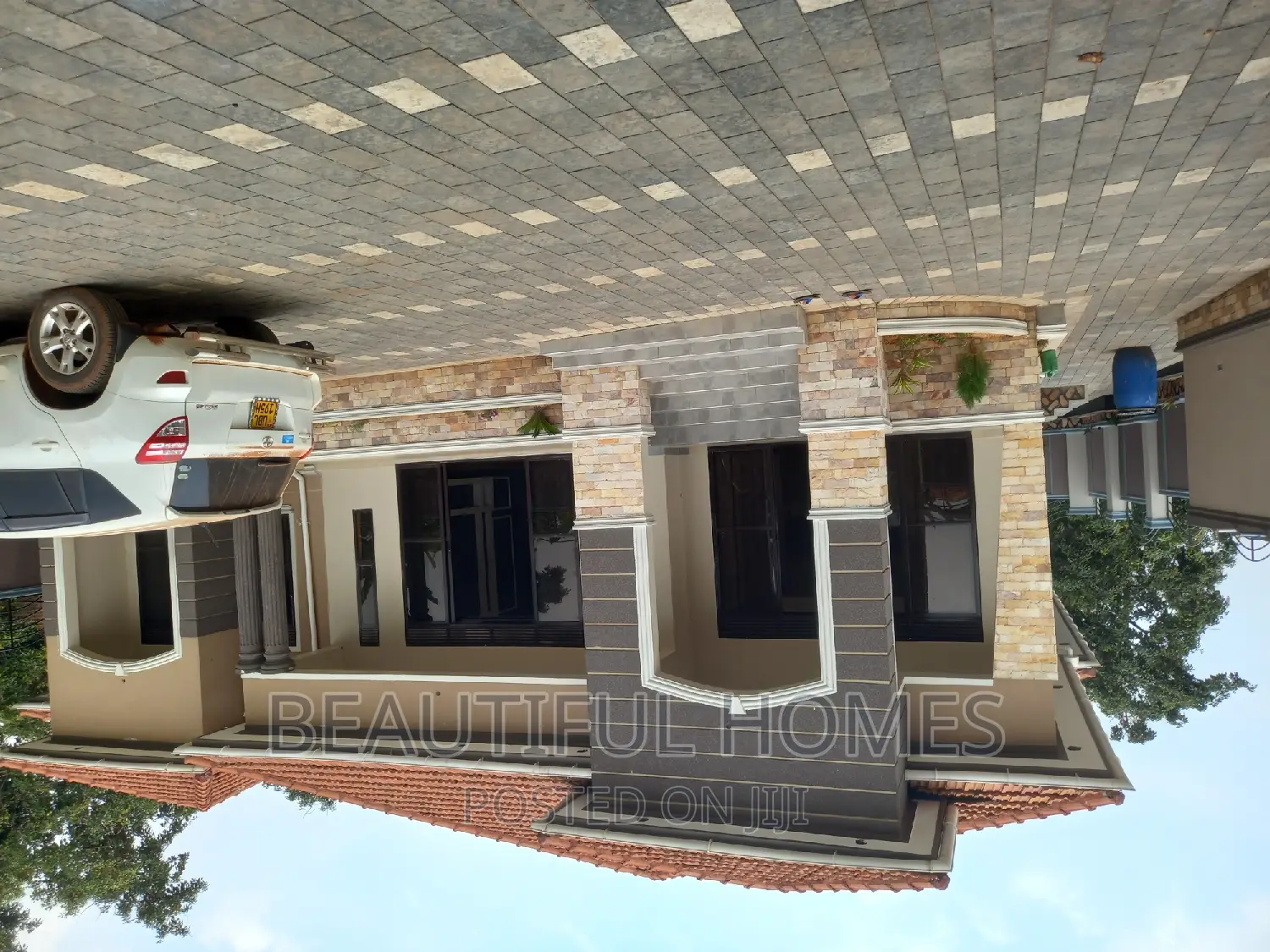 Furnished 5bdrm Mansion in Kira Tarmack for sale in Kira