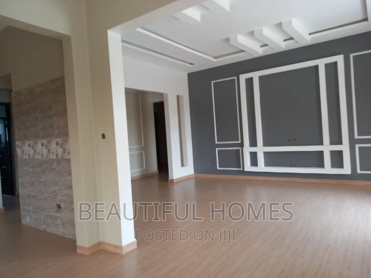 Furnished 5bdrm Mansion in Kira Tarmack for sale in Kira