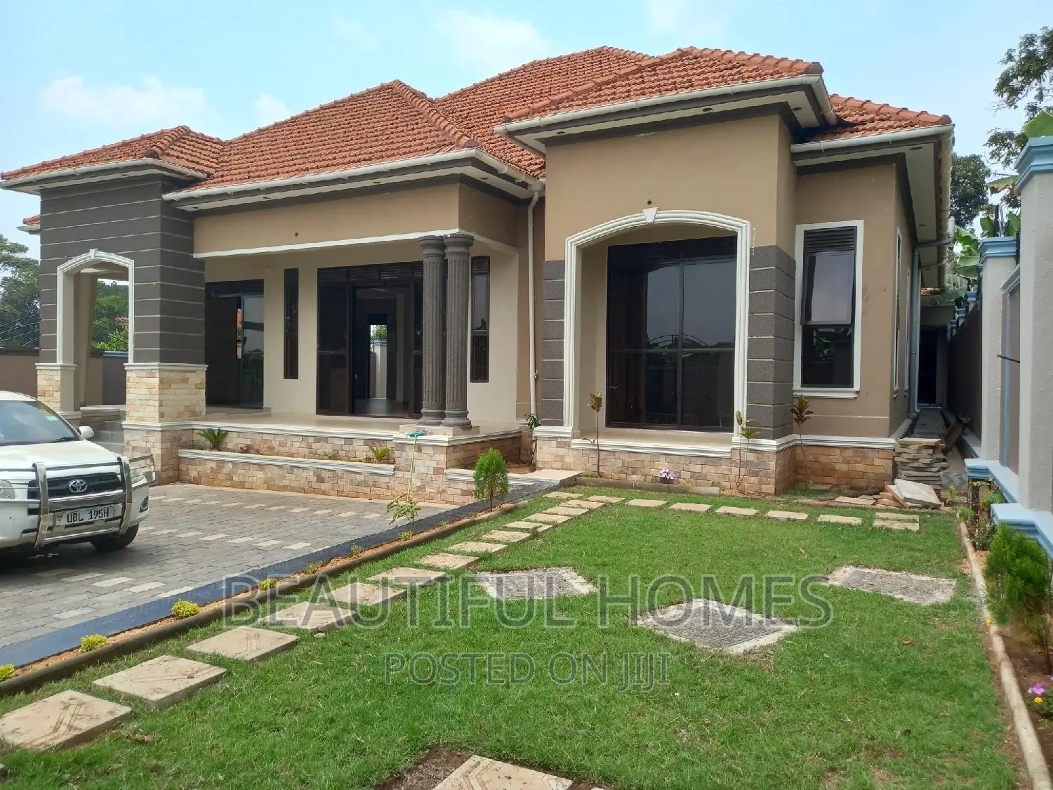 Furnished 5bdrm Mansion in Kira Tarmack for sale in Kira