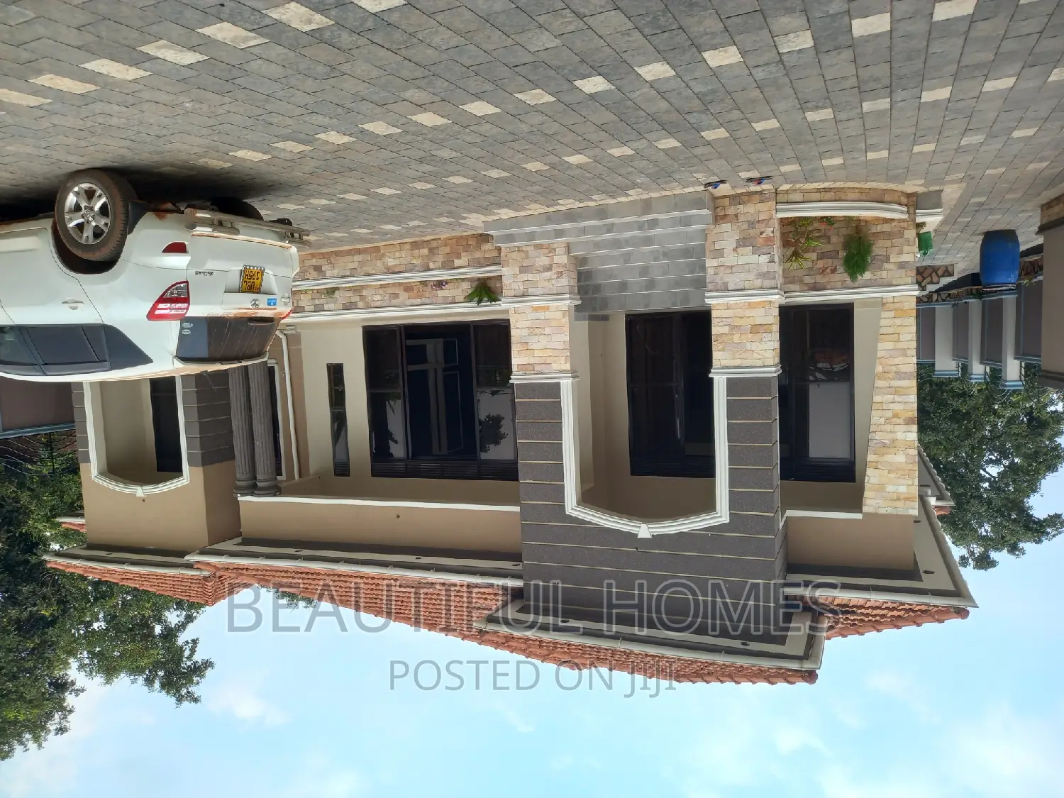 Furnished 5bdrm Mansion in Kira Tarmack for sale in Kira
