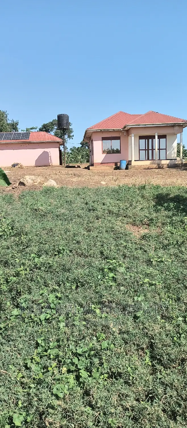 Good 100 Acre at Buyikwe Just 35m Good View Touching Lake in Ntenjeru / Mukono