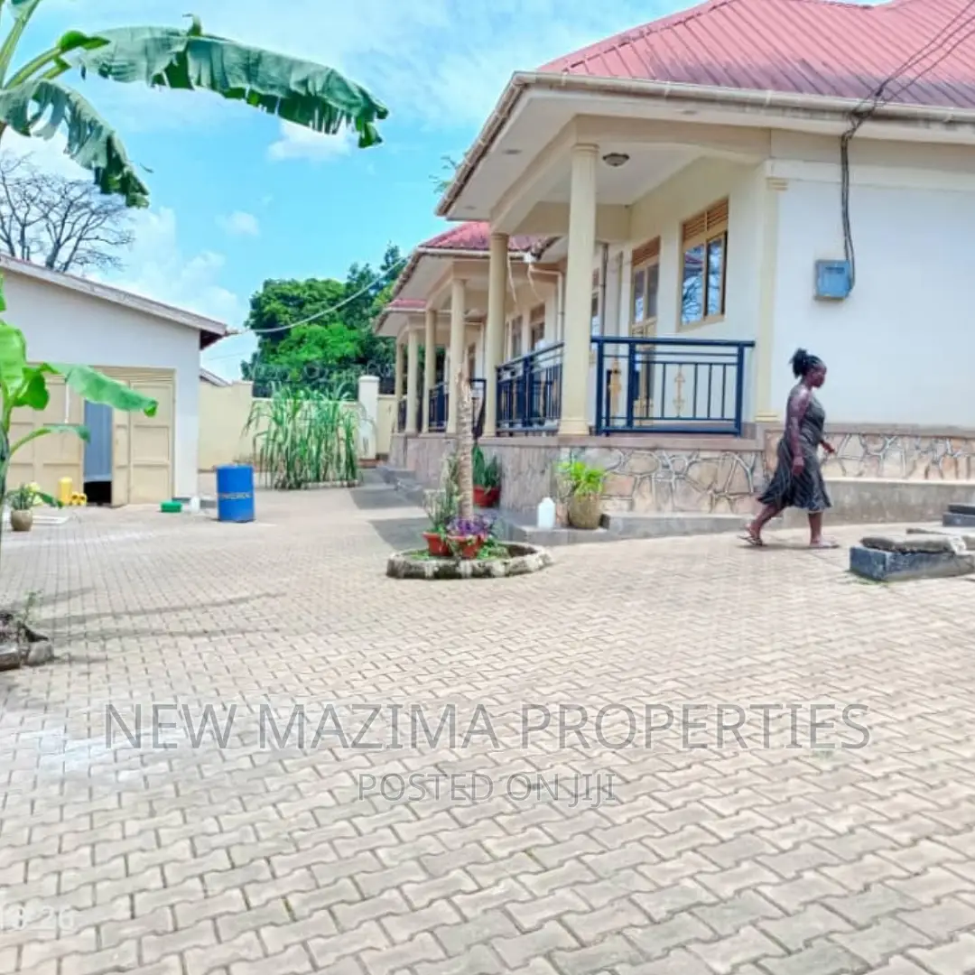 8bdrm House in Kyengera Nsangi, Division A for sale in Division A