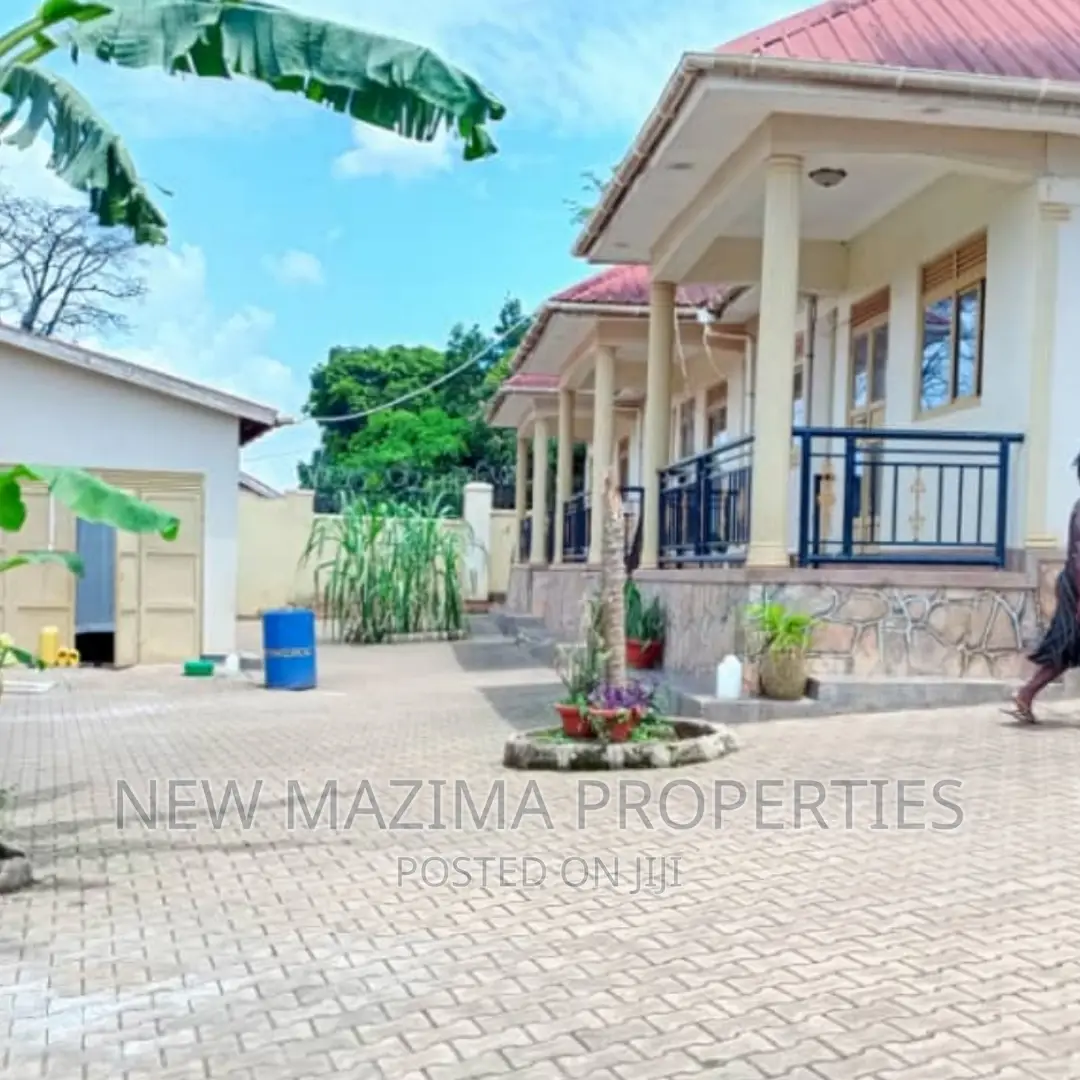 8bdrm House in Kyengera Nsangi, Division A for sale in Division A