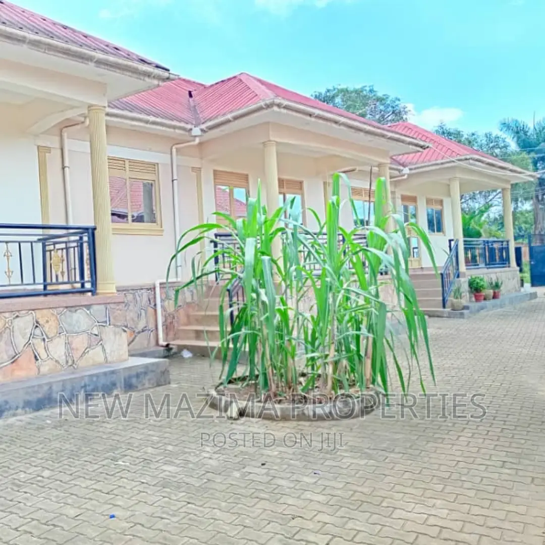 8bdrm House in Kyengera Nsangi, Division A for sale in Division A
