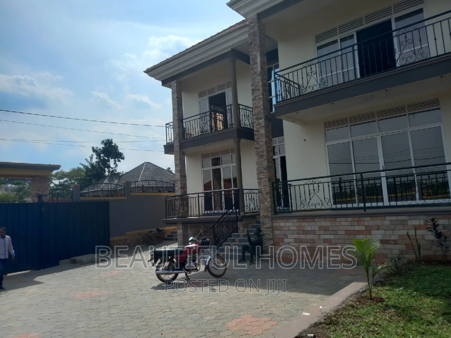 Furnished 5bdrm House in Kira All Tarmack for sale in Kira