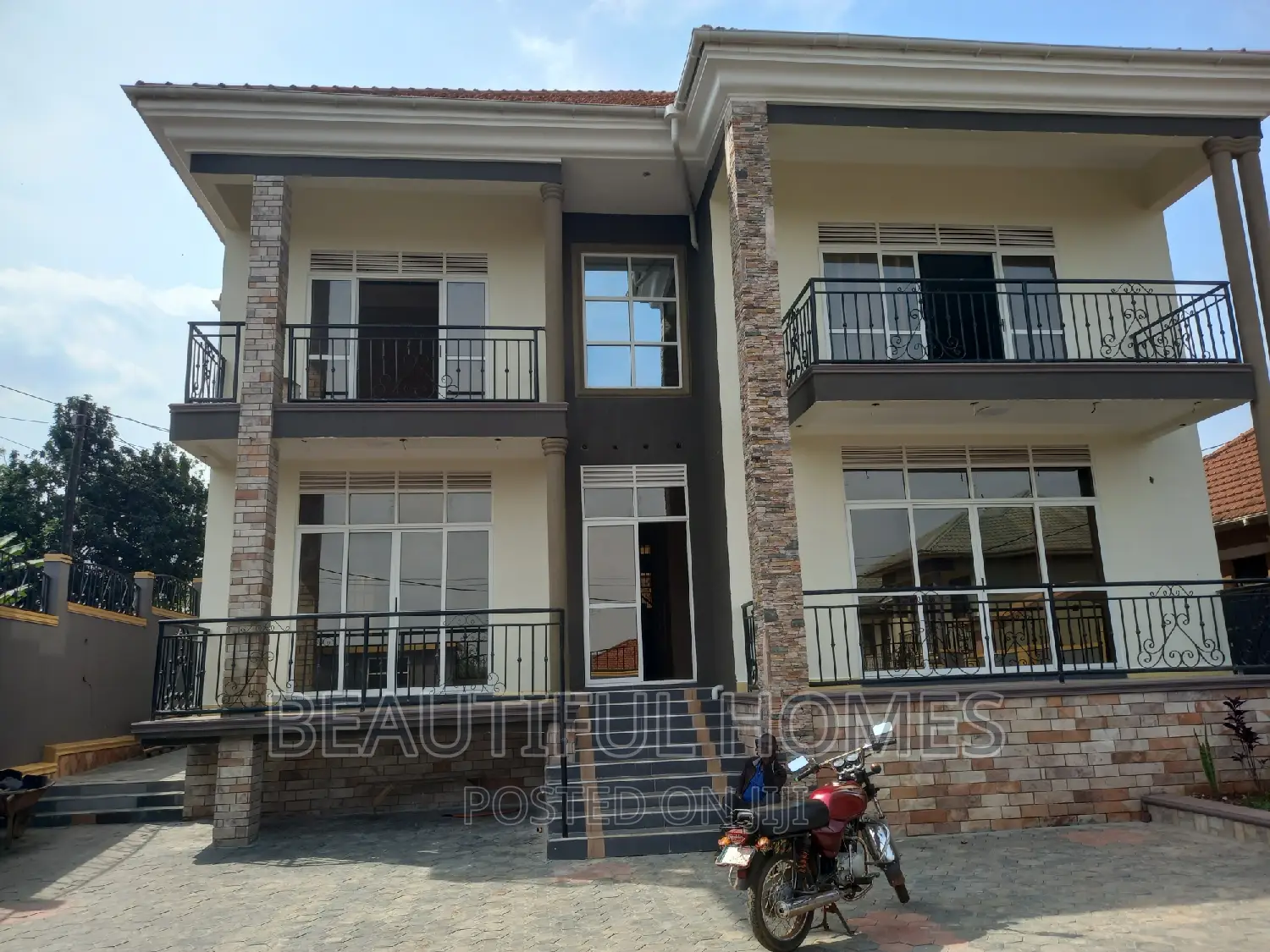 Furnished 5bdrm House in Kira All Tarmack for sale in Kira