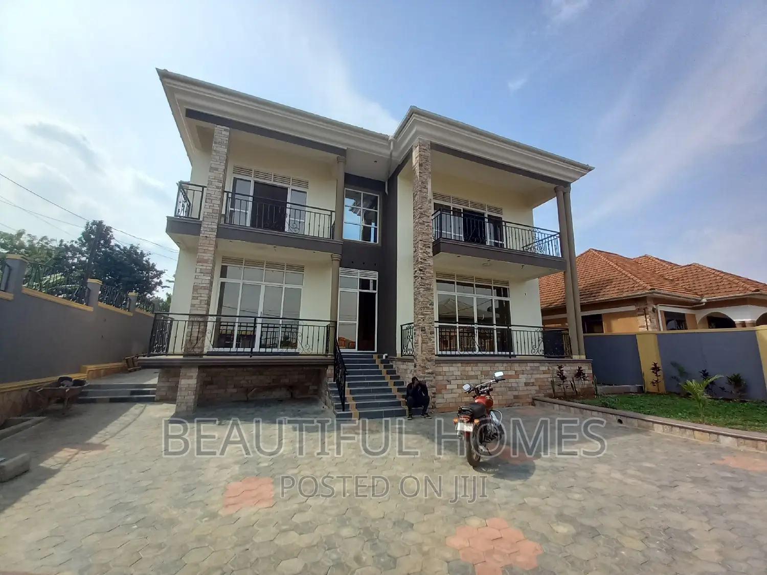 Furnished 5bdrm Duplex in Kira Posh for sale in Kira