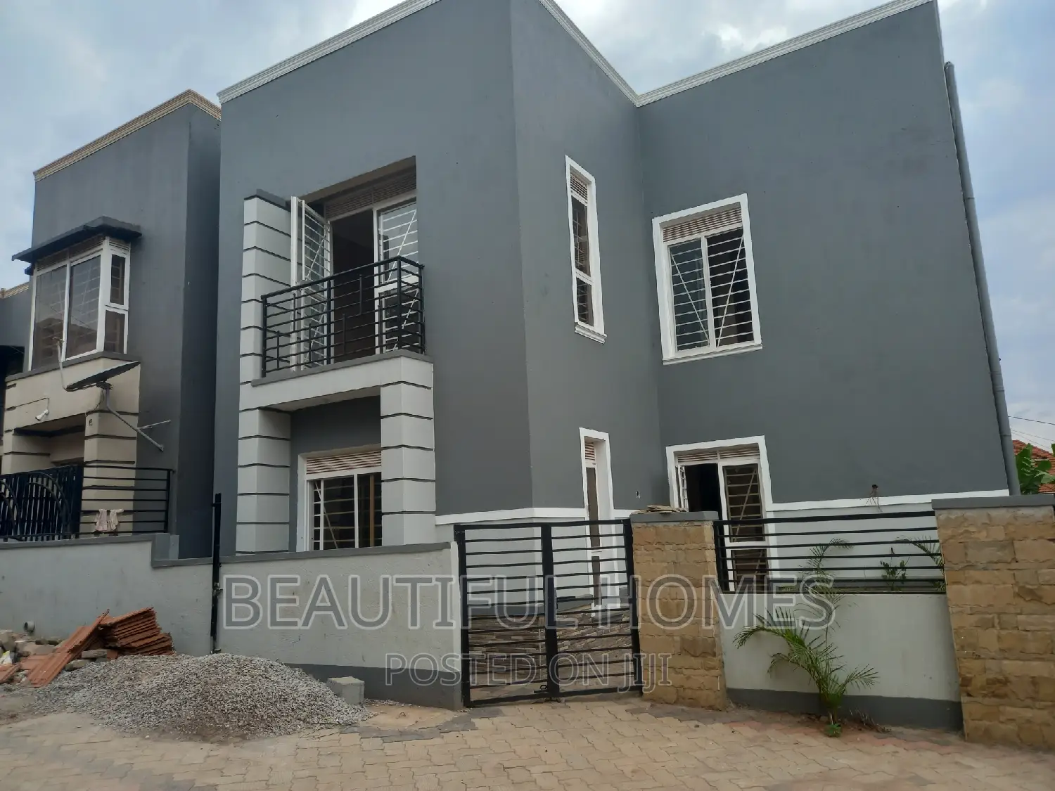 Furnished 4bdrm Duplex in Kira All Tarmack for sale in Kira