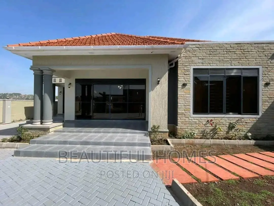 Furnished 5bdrm Bungalow in Bwebajja Entebbe, Central Division in Central Division