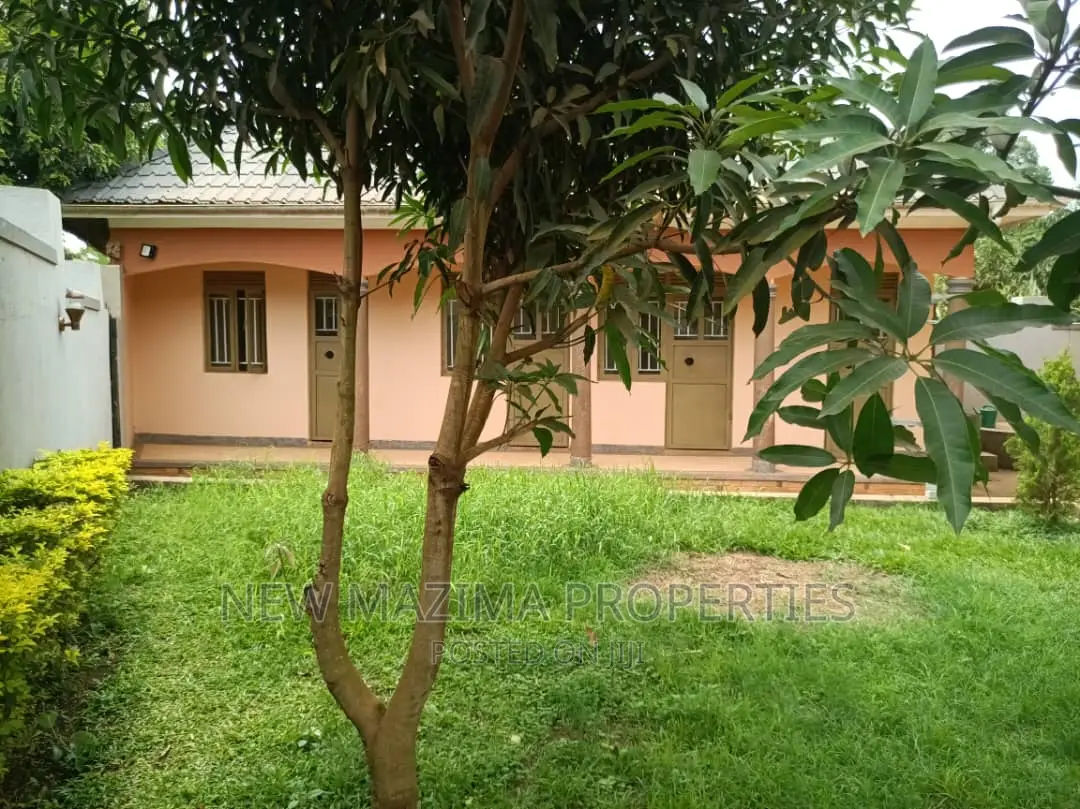 3bdrm Bungalow in Kitende Ntebe Rd, Division A for sale in Division A