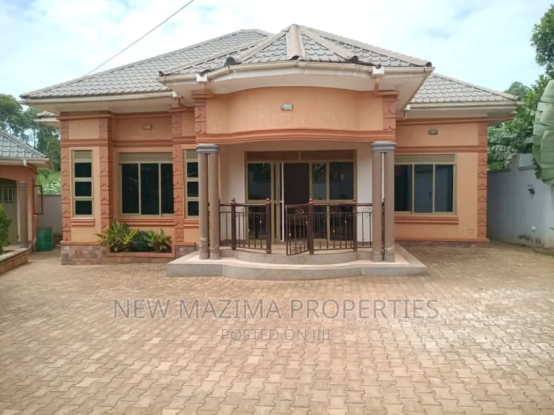 3bdrm Bungalow in Kitende Ntebe Rd, Division A for sale in Division A