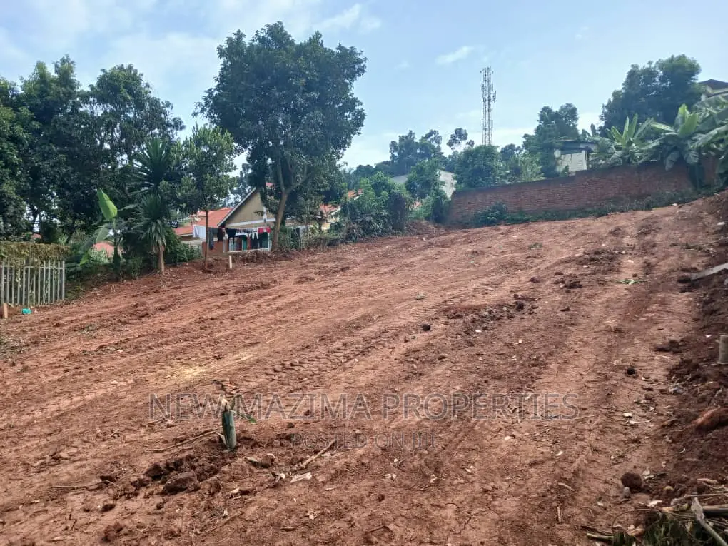 Verybeautiful Plot Quicksale Heart of Najanankumbi Ntebe Rd in Division A