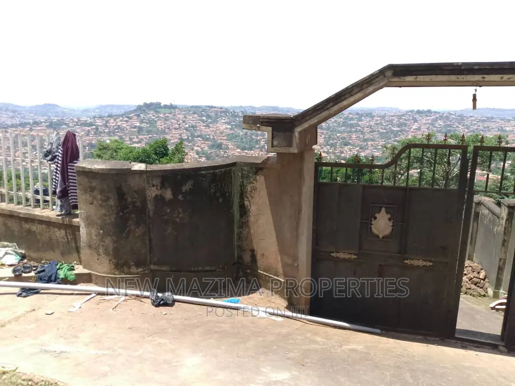Very Beautiful 18 Decimals Plot Forcedsale Makindye Kizungu in Division A