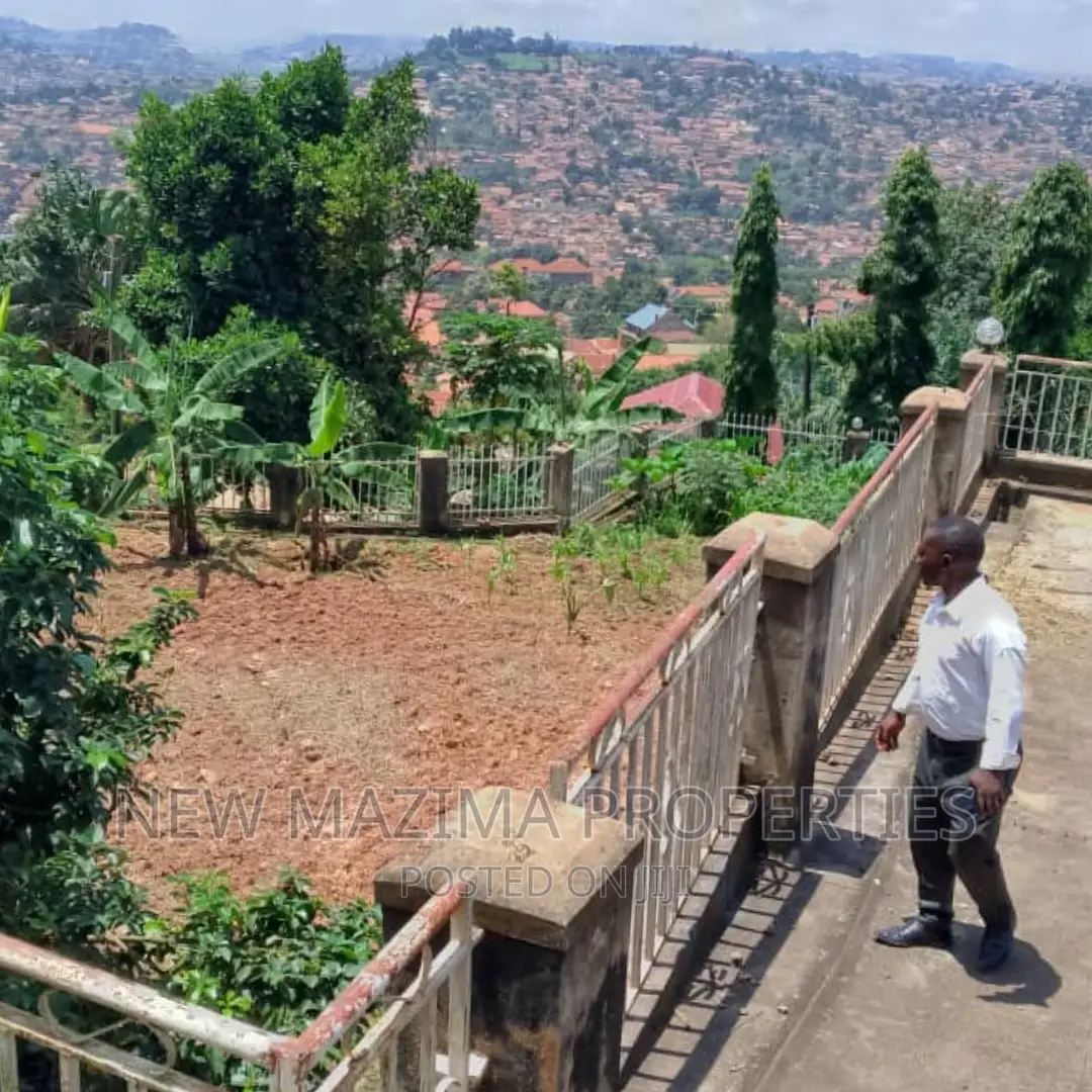 Very Beautiful 18 Decimals Plot Forcedsale Makindye Kizungu in Division A