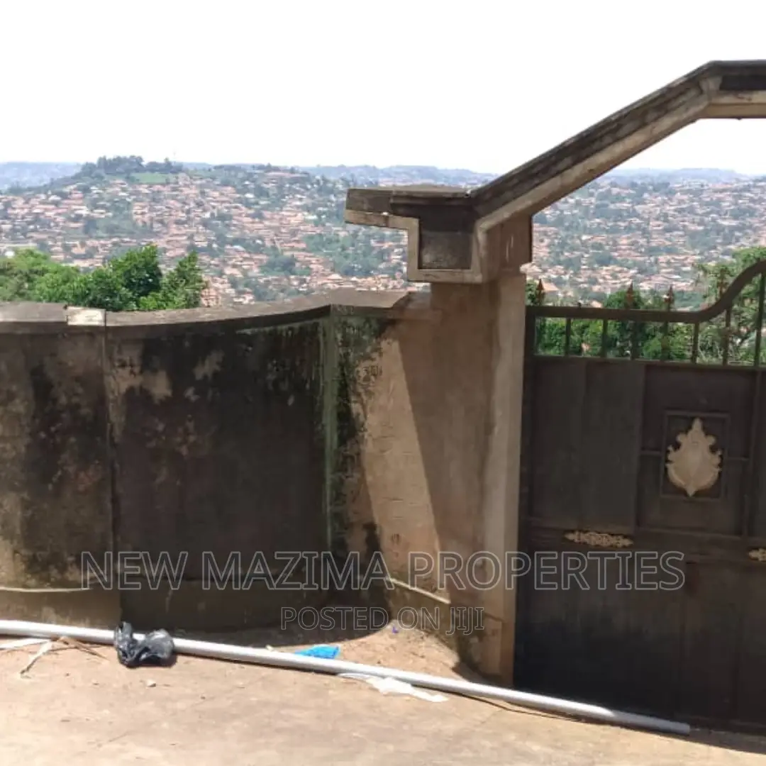 Very Beautiful 18 Decimals Plot Forcedsale Makindye Kizungu in Division A