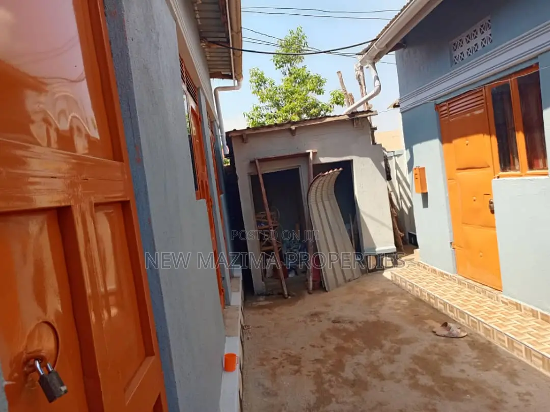 Busy Three Commercial Shops With More Single Onsale Nansana in Division A