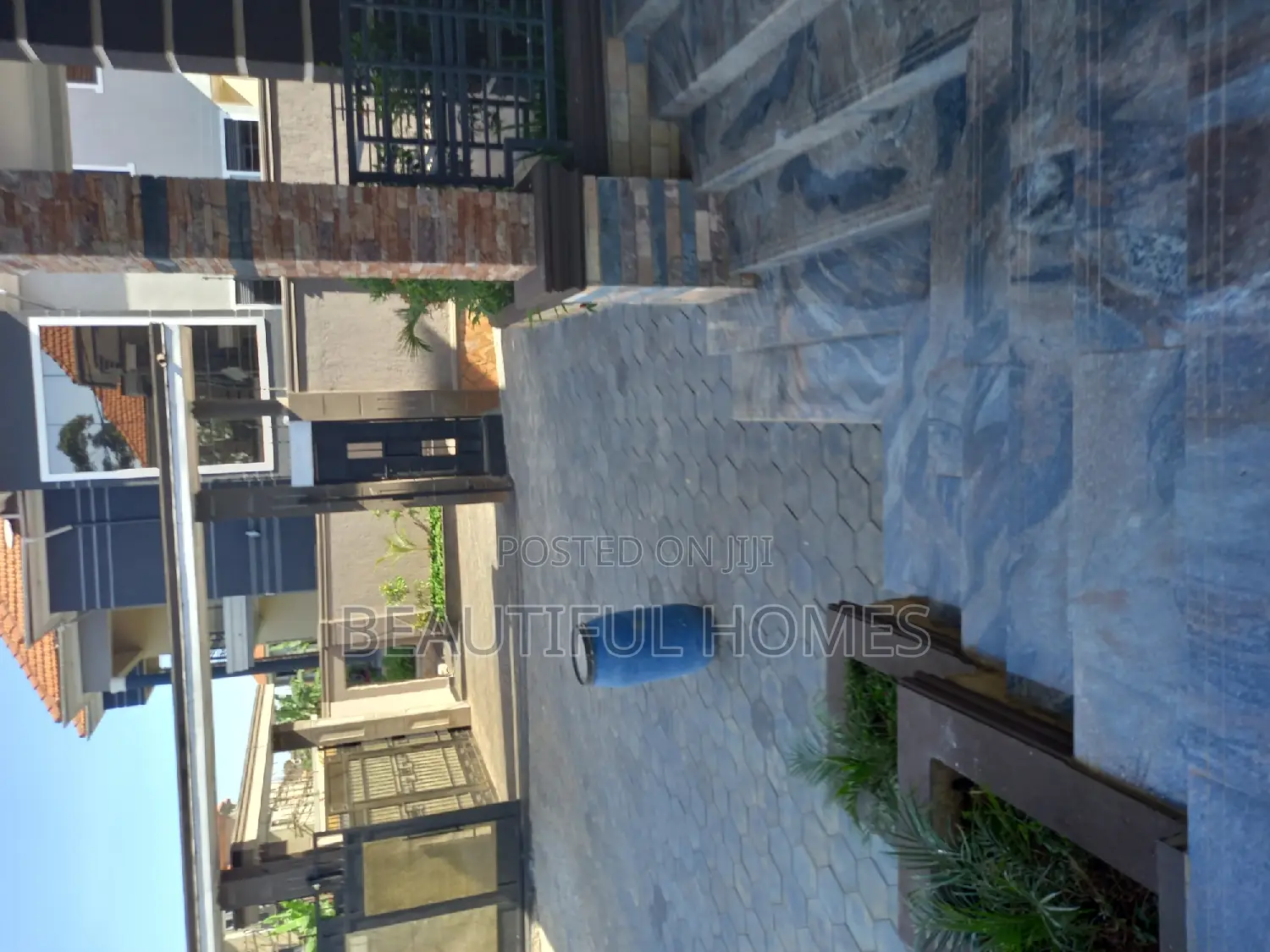 Furnished 7bdrm Duplex in Kisaasi Tarmack, Nakawa for sale in Nakawa
