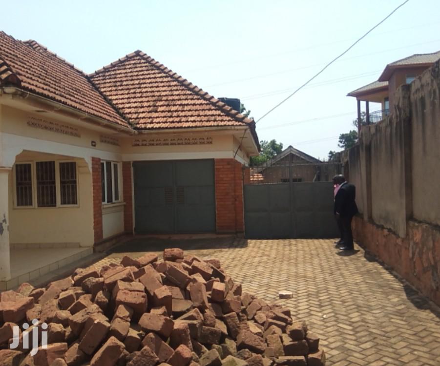 Namugongo 25 Decimals Big House for Sale to Faster Buyers in Kampala