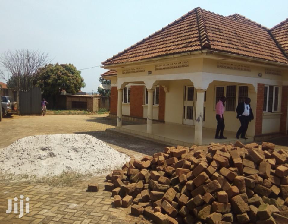 Namugongo 25 Decimals Big House for Sale to Faster Buyers in Kampala
