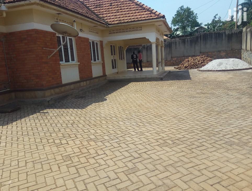 Namugongo 25 Decimals Big House for Sale to Faster Buyers in Kampala