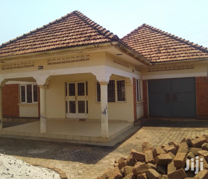 Namugongo 25 Decimals Big House for Sale to Faster Buyers in Kampala