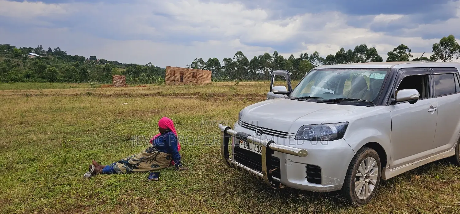 Dream Owning Land, Here Comes Namayumba Tarmac Plots in Wakiso / Wakiso