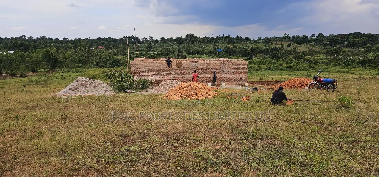 Dream Owning Land, Here Comes Namayumba Tarmac Plots in Wakiso / Wakiso