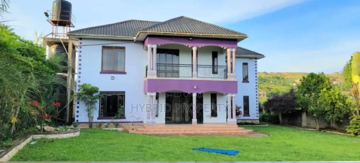5bdrm Penthouse in Kitende~Kitovu Along, Ssisa for sale in Ssisa
