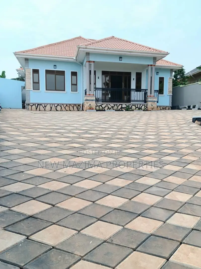 4bdrm Bungalow in Bwebajja Ntebe Rd, Division A for sale in Division A