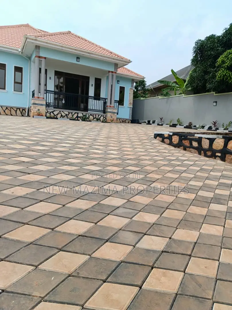 4bdrm Bungalow in Bwebajja Ntebe Rd, Division A for sale in Division A