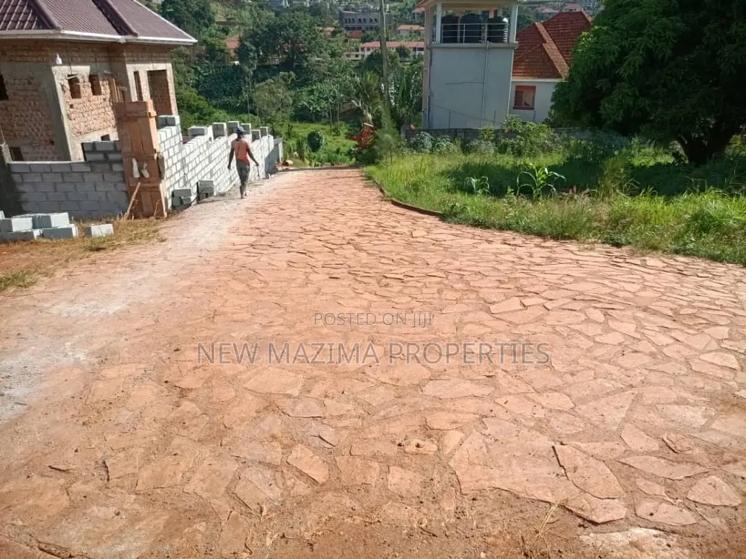 20 Decimals on Forced Sale in Heart of Bwebajja Heights in Division A