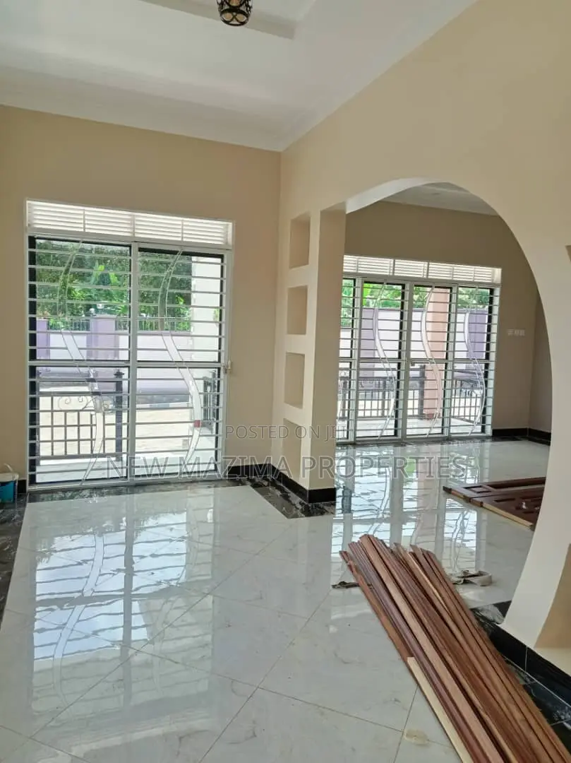 4bdrm Bungalow in Kitende Ntebe Rd, Division A for sale in Division A