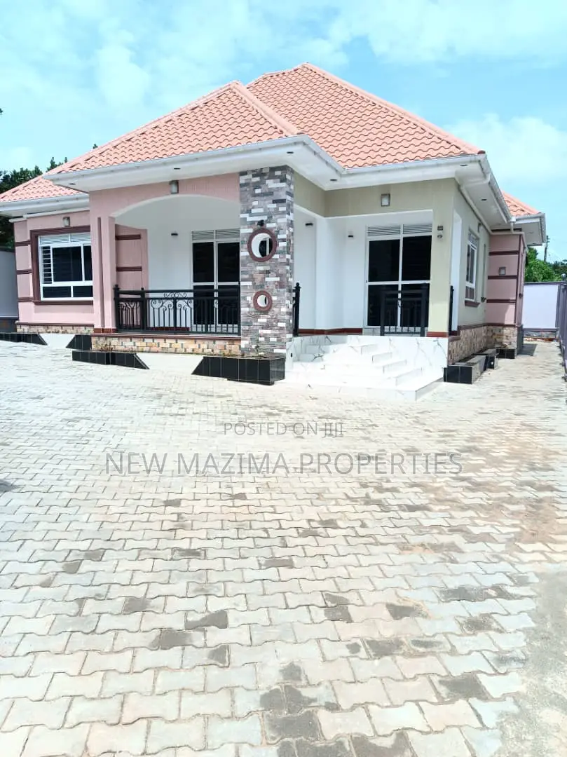 4bdrm Bungalow in Kitende Ntebe Rd, Division A for sale in Division A