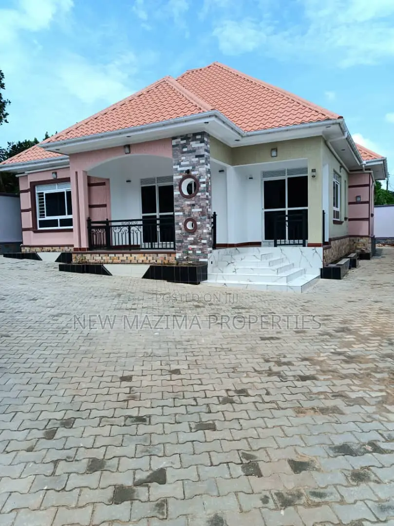 4bdrm Bungalow in Kitende Ntebe Rd, Division A for sale in Division A