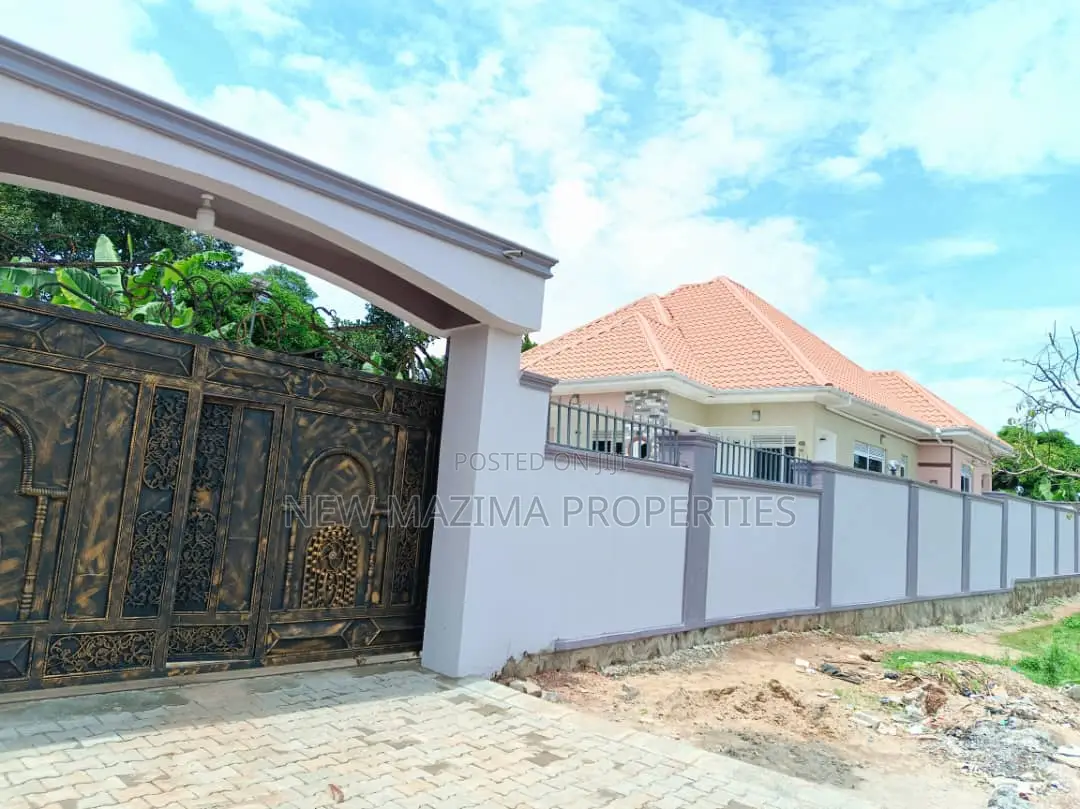 4bdrm Bungalow in Kitende Ntebe Rd, Division A for sale in Division A