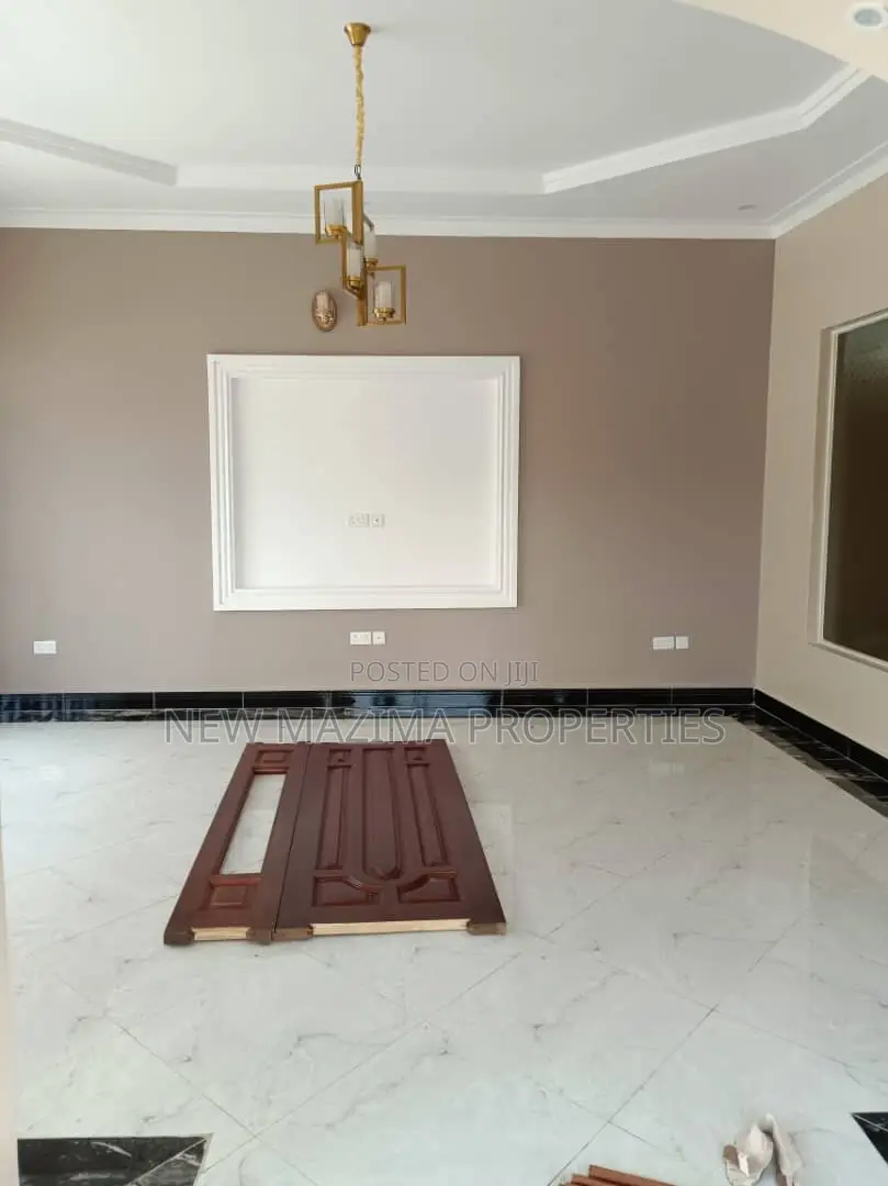 4bdrm Bungalow in Kitende Ntebe Rd, Division A for sale in Division A