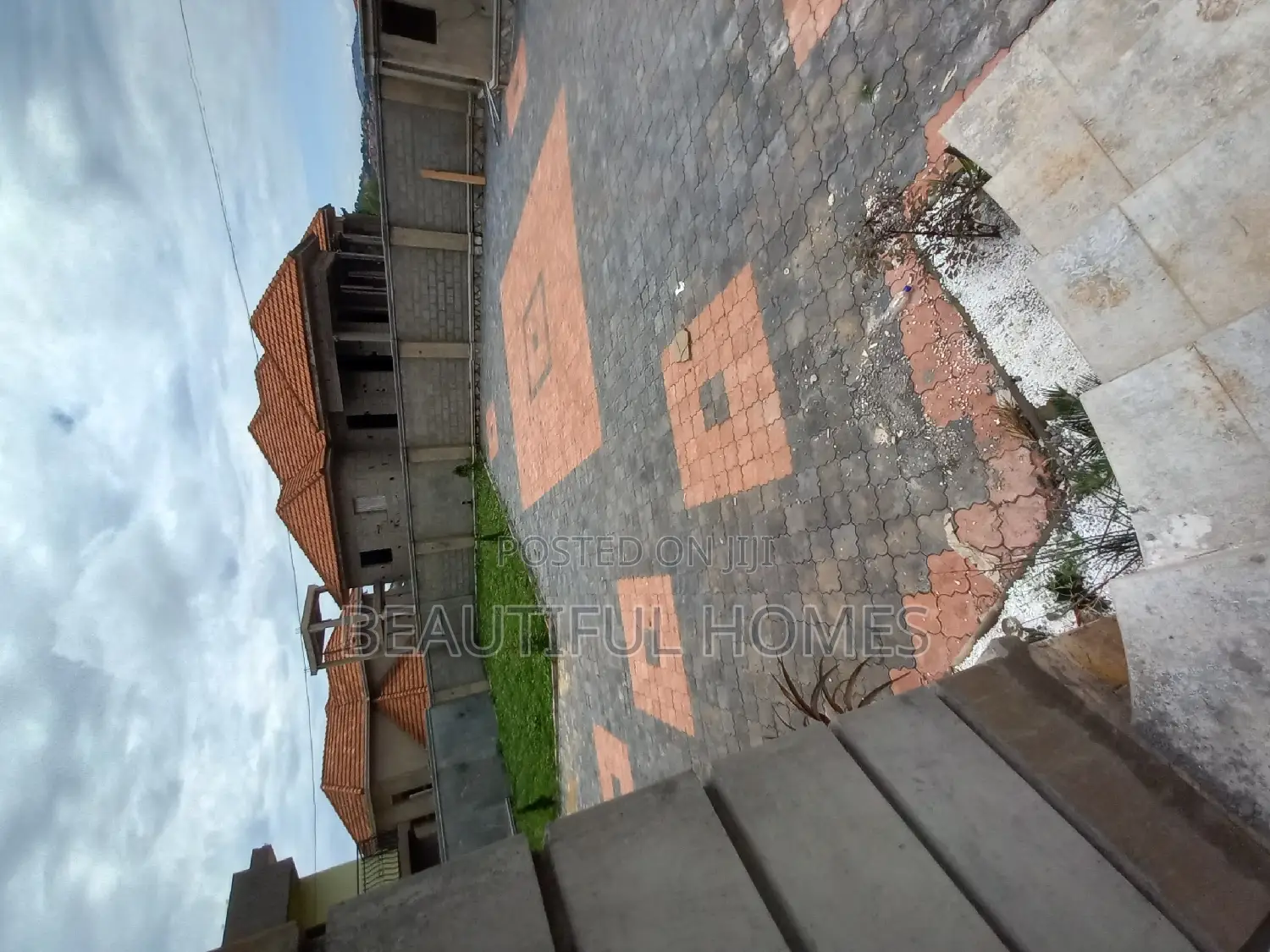 Furnished 6bdrm Duplex in Bwebajja, Ssabagabo-Makindye for sale in Ssabagabo-Makindye