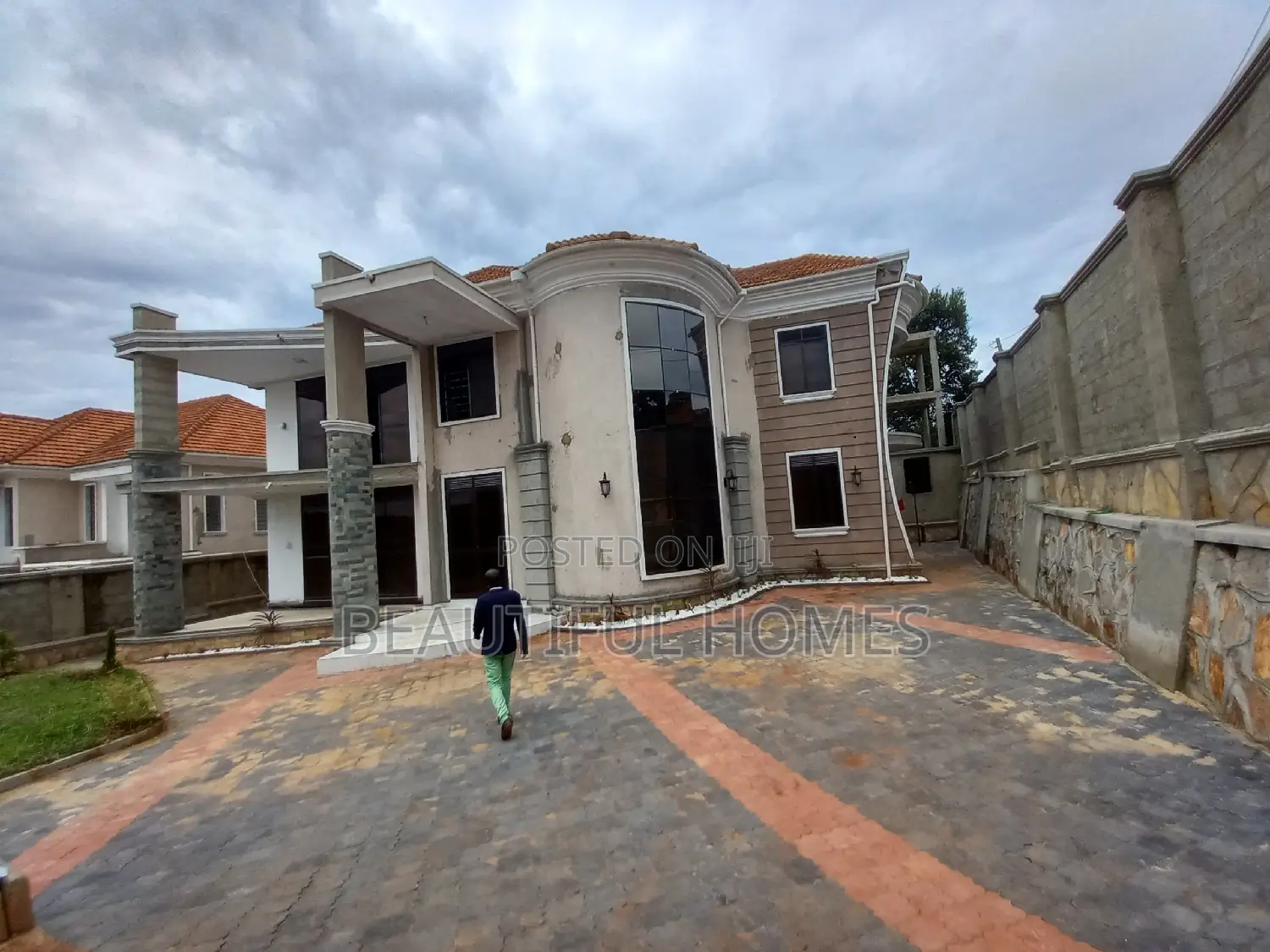 Furnished 6bdrm Duplex in Bwebajja, Ssabagabo-Makindye for sale in Ssabagabo-Makindye