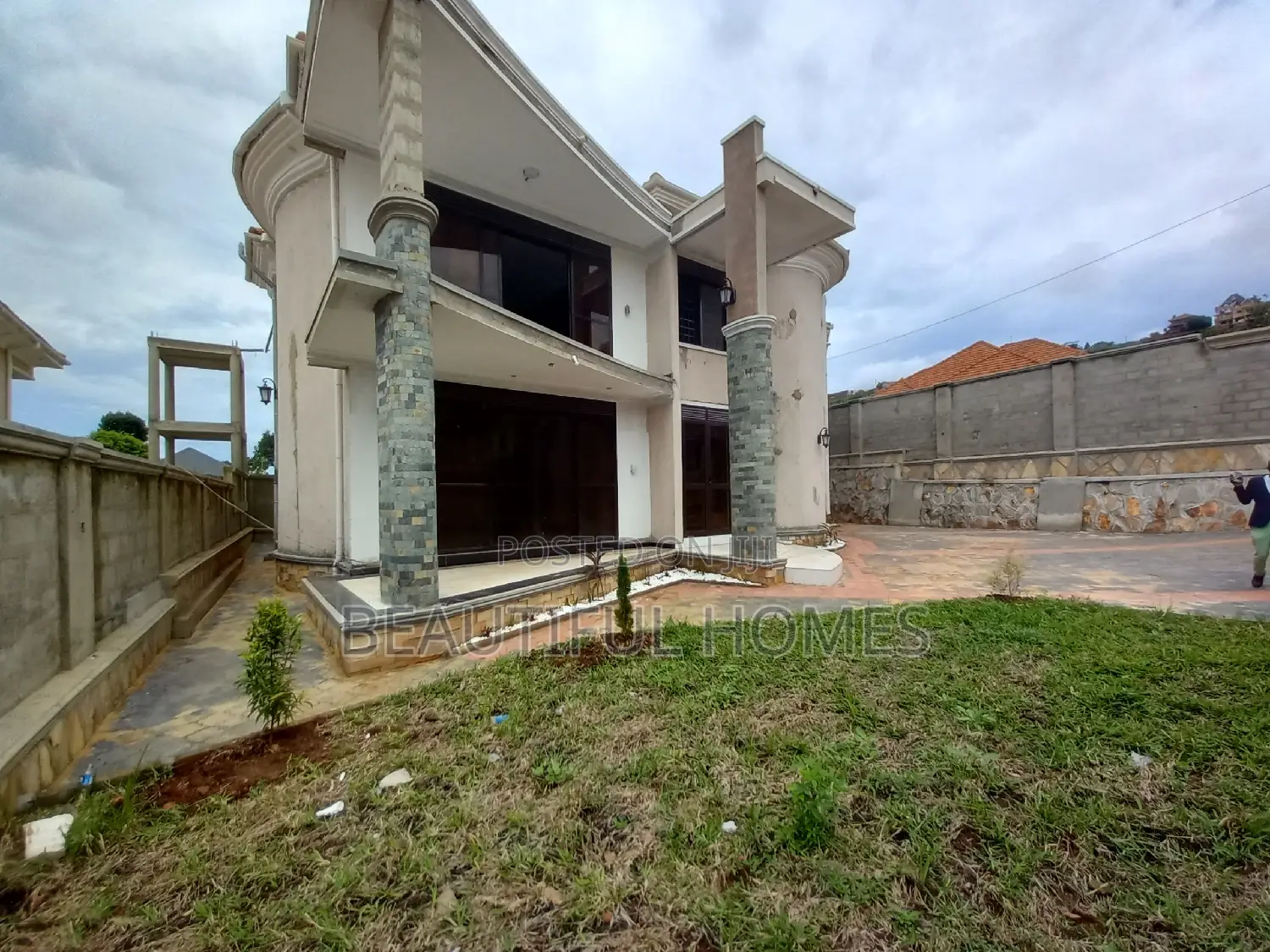 Furnished 6bdrm Duplex in Bwebajja, Ssabagabo-Makindye for sale in Ssabagabo-Makindye
